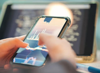 Investitore che controlla il processo trasparente di prelievo e di trasferimento dei fondi