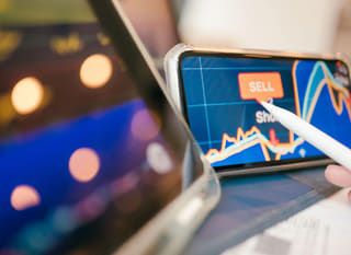 Trader attivo su più mercati mentre esamina opzioni su Bitcoin, Ethereum e forex